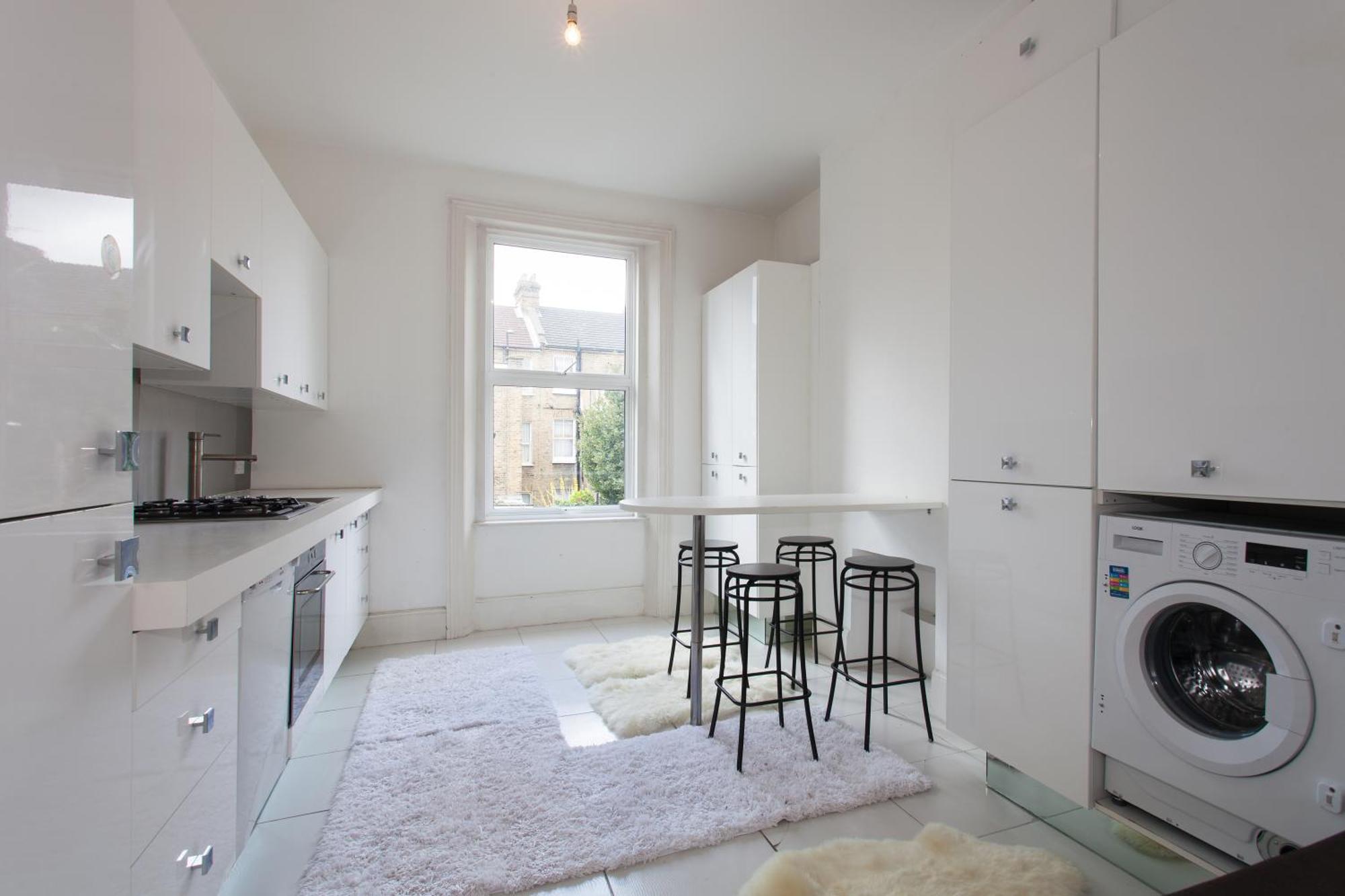Queens Park Maida Vale 3 Bed Modern Family With Balcony!